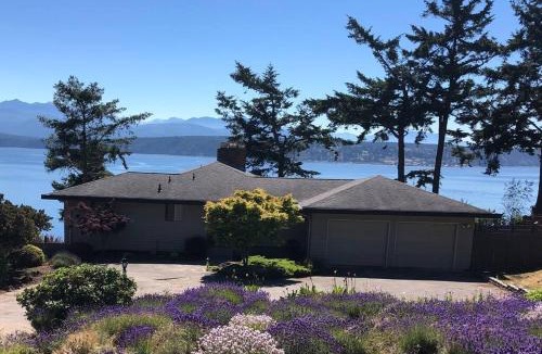 Adelma Beach House | Waterfront, Sunsets and Mountains