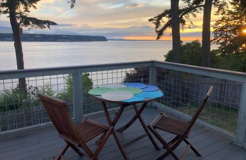 Adelma Beach House | Waterfront, Sunsets and Mountains