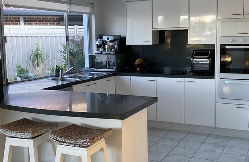 Burleigh Waters House | Waterfront Surprise! Lakeside fun, 5 mins from the beach