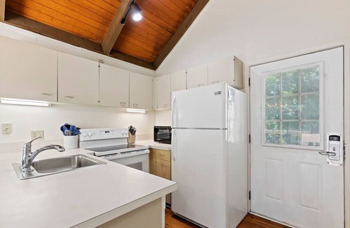 Night Heron Villa | Waterfront Treehouse, 5 Mins to Beach, Sleeps 8!