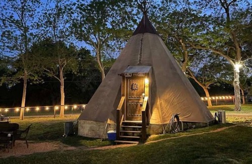 Seguin RV Rental | Waterfront Teepee 0 - Bird Sings