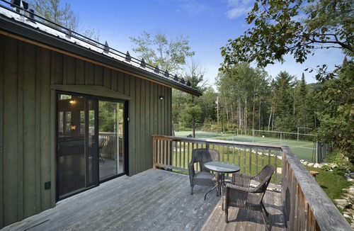 Val-des-Monts Ski Chalet | Waterfront Tennis, Anyone?