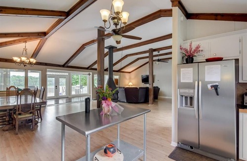 Augusta House | Waterfront Terrace~7 mins to Masters~Pool~Kayak~BBQ~ UPSTAIRS UNIT