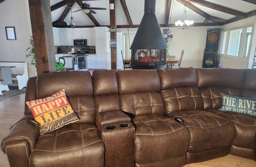 Augusta House | Waterfront Terrace~7 mins to Masters~Pool~Kayak~BBQ~ UPSTAIRS UNIT