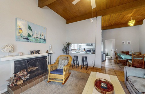 Ocean Pines Condo | Waterfront townhome on the golf course with private deck, & paid-access pools