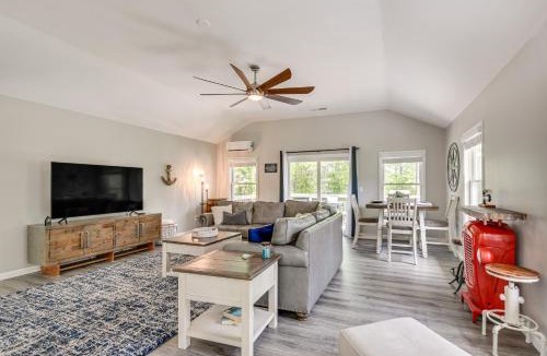 Townville House | Waterfront Townville Home: Hot Tub & Lake Access!
