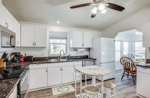 Trinity Cabin | Waterfront Trinity Vacation Rental w/Hot Tub!