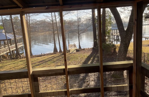 Negreet Cabin | Waterfront two bedroom cottage with ample parking