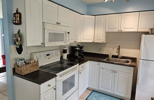 East Fort Lauderdale Apartment | Waterfront Cottage, pool, walking to the Beach and Lauderdale by the Sea Center