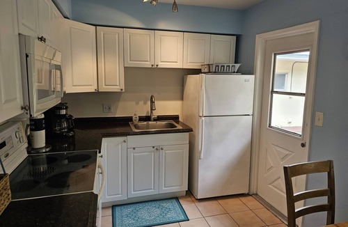 East Fort Lauderdale Apartment | Waterfront Cottage, pool, walking to the Beach and Lauderdale by the Sea Center