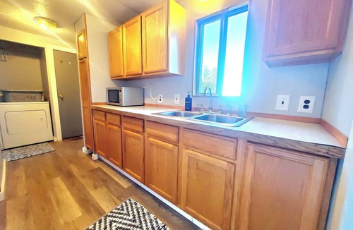 Kincheloe House | Waterfront ~ View Freighters ~ King Bed ~ Firepit