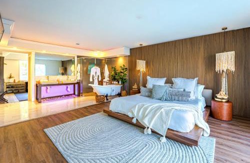 Florida North Atlantic Coast Villa | Waterfront Villa | BBQ, Pool, Cinema and Tiki