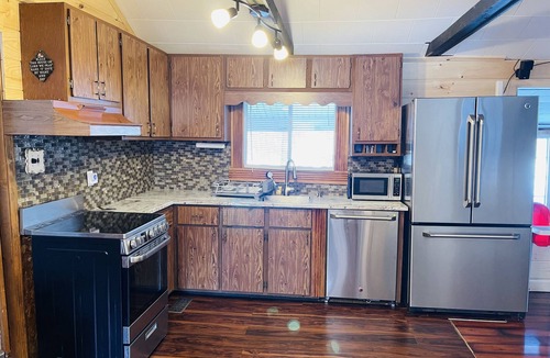 Havelock-Belmont-Methuen Cottage | Waterfront Villa Cordova with private Dock