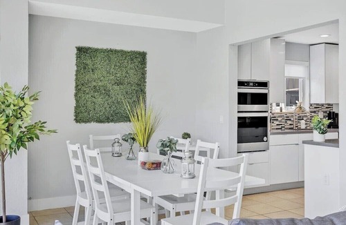North Central Hollywood Villa | Waterfront villa | near beach | pool