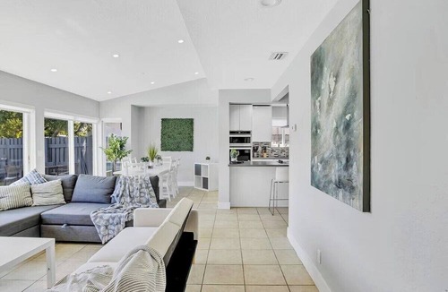 North Central Hollywood Villa | Waterfront villa | near beach | pool