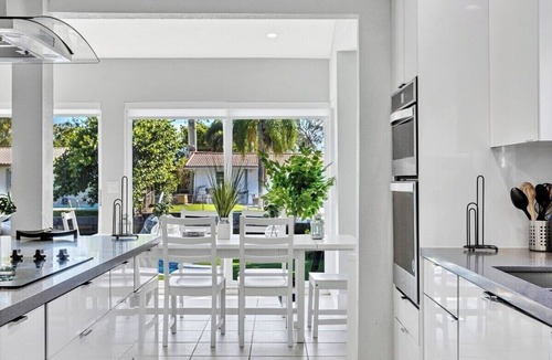North Central Hollywood Villa | Waterfront villa | near beach | pool