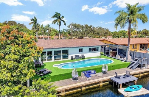 North Central Hollywood Villa | Waterfront villa | near beach | pool