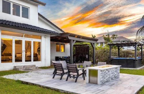 Coral Gables House | Waterfront Villa with Pool and Dock