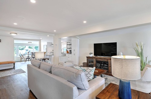 Riverside House | Waterfront w/Private Beach Near Providence