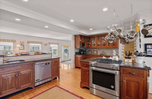 Centerville House | Waterfront, Walk to Beach!