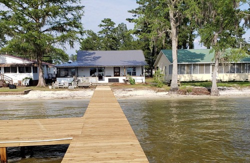 Elizabethtown Cottage | Waterfront White Cottage Cottage