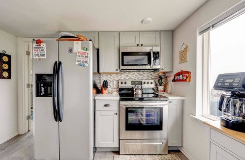 South Bend House | Waterfront Willapa Bay Cottage | Sleeps 8