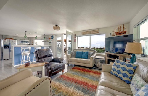 South Bend House | Waterfront Willapa Bay Cottage | Sleeps 8