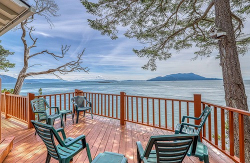 Olga House | Waterfront with a private deck