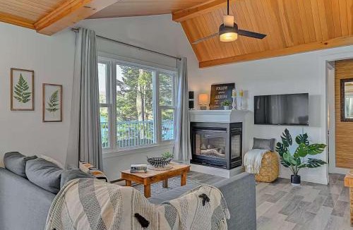 Saint-Damien Ski Chalet | Waterfront with Spa and Lake Access