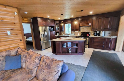Saint Zenon Ski Chalet | Waterfront with Spa | L’étoile filante