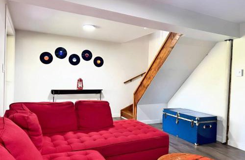 Val-Joli Ski Chalet | Waterfront with Spa - Le Retro
