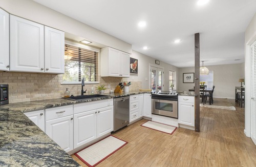 Seguin House | Waterhouse- 4 Bed, 3 bath, SUP, Kayak, Ping pong, Decks galore