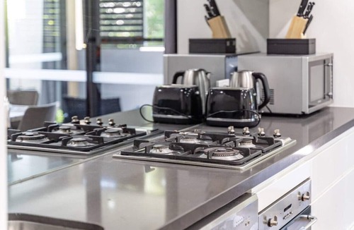 Waterloo Apartment | Waterloo 2Br Modern Apartment Nature Park