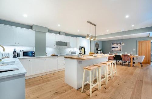 Ewhurst Green House | Watermans Vineyard Barn