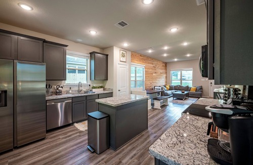 Montgomery House | Waterpoint LakeConroe/Food + Wedding Venues LRG Yard/Covered Patio + Game Garage