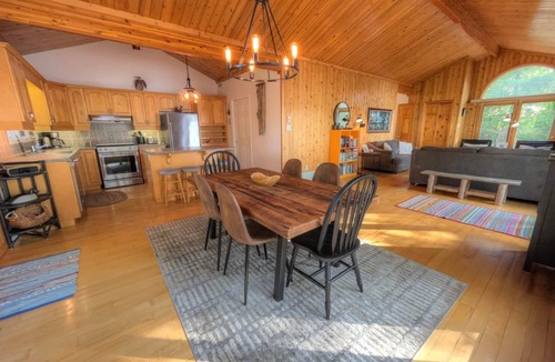 Rideau Lakes House | Water’s Edge | 300’ Waterfront on Clear Lake