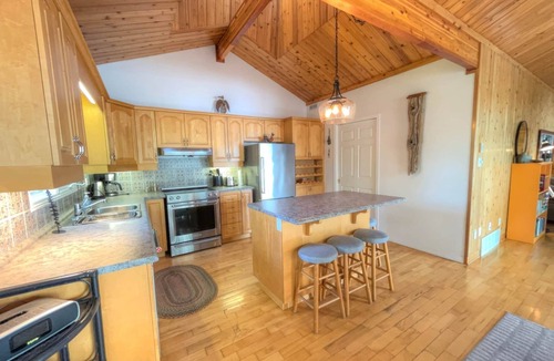 Rideau Lakes House | Water’s Edge | 300’ Waterfront on Clear Lake
