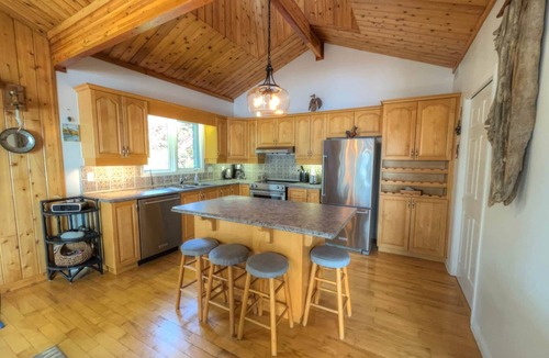 Rideau Lakes House | Water’s Edge | 300’ Waterfront on Clear Lake