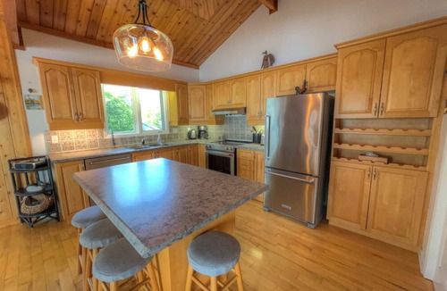 Rideau Lakes House | Water’s Edge | 300’ Waterfront on Clear Lake