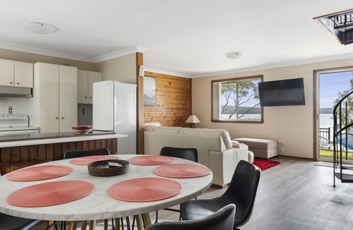 Erowal Bay House | Waters Edge - Belle Escapes Jervis Bay