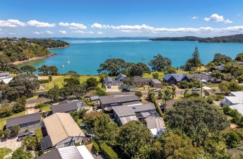 Surfdale House | Waters Edge by Waiheke Pure