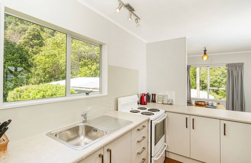 Hahei Cottage | Waters Edge Cottage - Hahei Bach