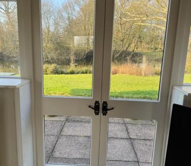 Ewhurst Green Apartment | Waters edge