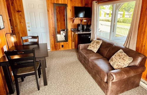 Lake George Cabin | Waters Edge Lodge