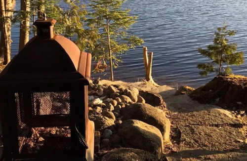 Val-des-Monts Cottage | Waters Edge on McGregor