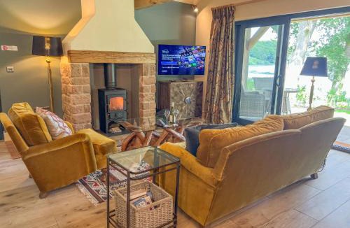 Wing House | Waters Edge, Talkin Tarn, a luxurious bungalow with stunning views over the tarn