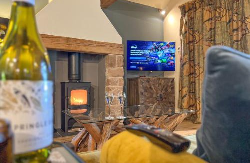 Wing House | Waters Edge, Talkin Tarn, a luxurious bungalow with stunning views over the tarn