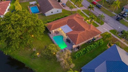 Weston House | WatersEdge - Lakefront Beauty, Saltwater Pool