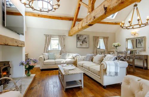 Bradbourne House | Waterside Barn