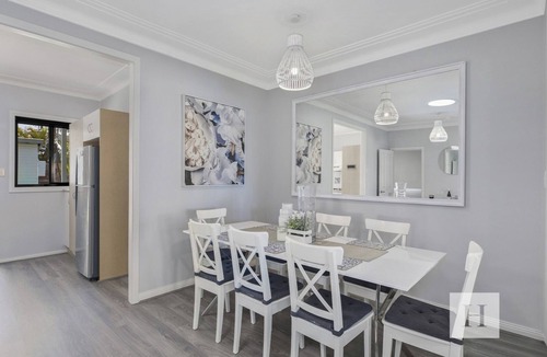 Mannering Park House | Waterside Cottage - 5 Bedroom Waterfront